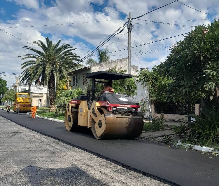 Reconstrucción y repavimentación en calles de Santa Elena